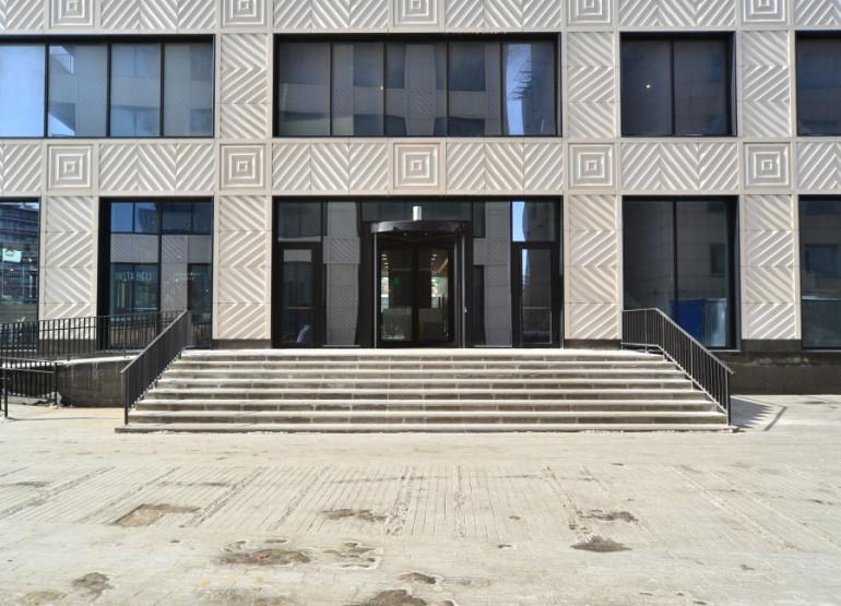 Атлантик: Вид входной группы снаружи